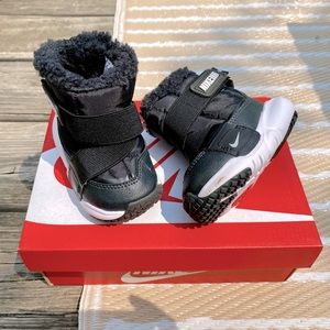 Nike snow boots size 4c
